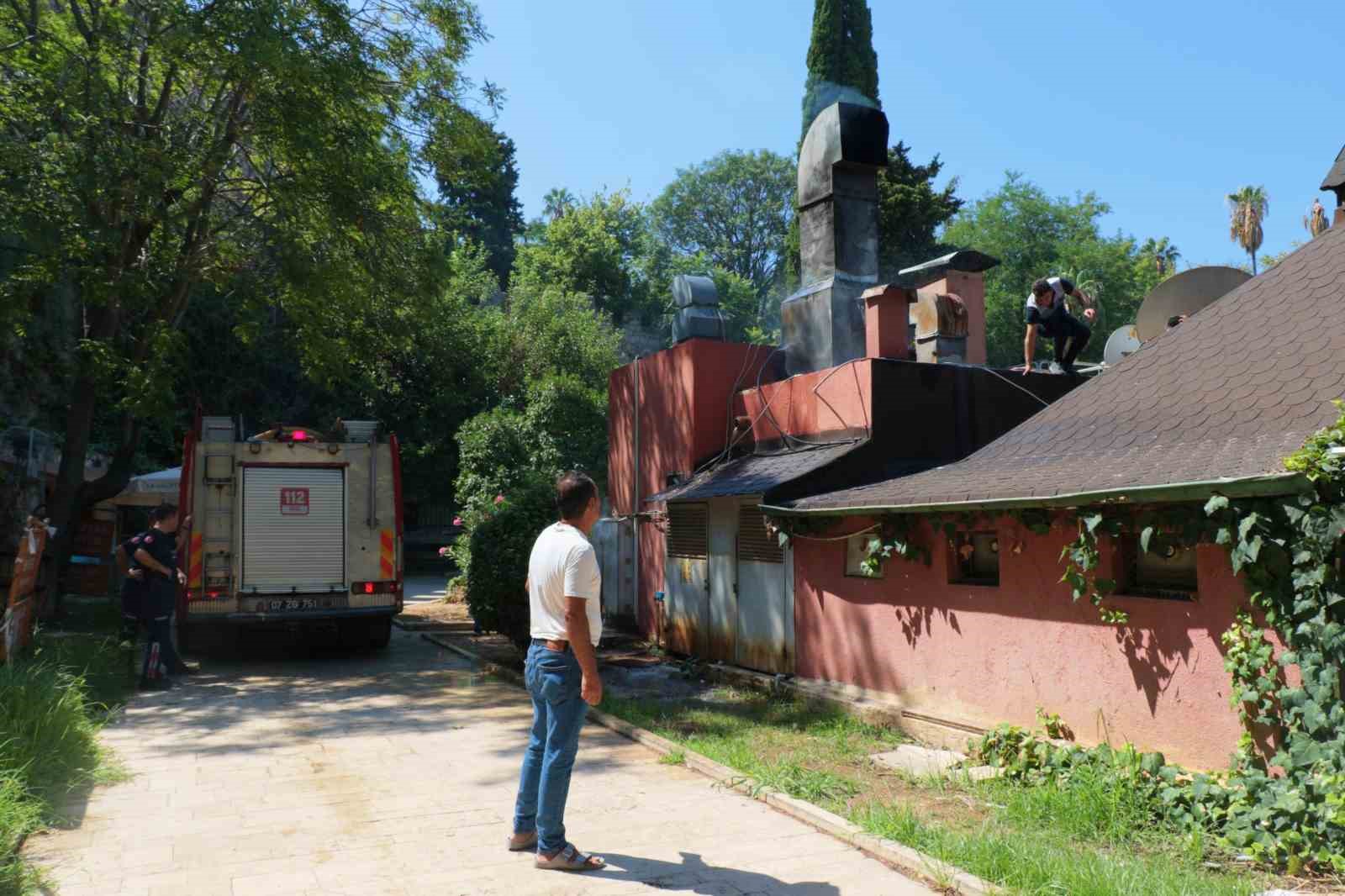 Kaleiçi’nde yoğun duman itfaiyeyi alarma geçirdi
