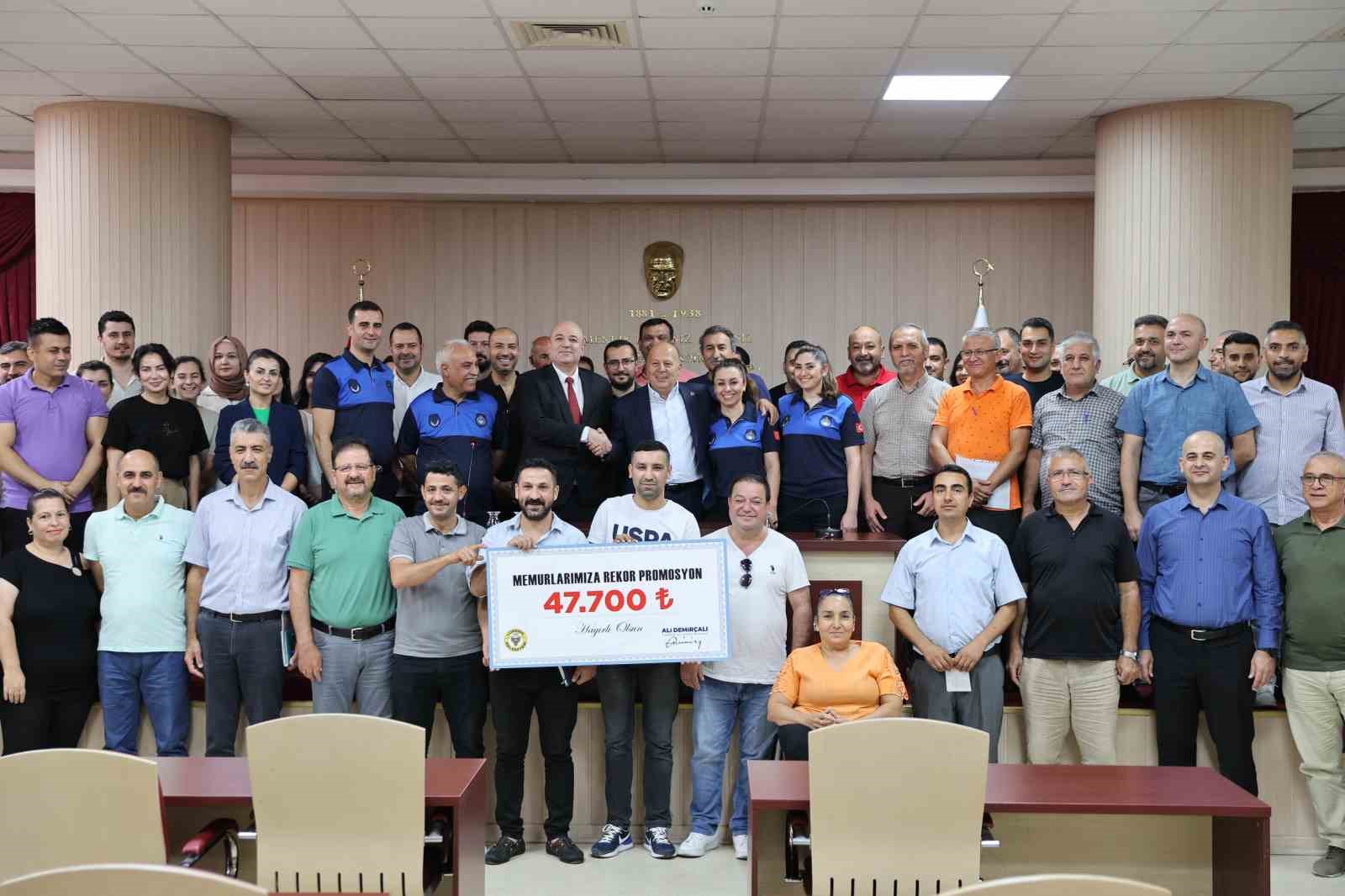 Y&uuml;reğir Belediyesi personeli 47 bin 700 TL promosyon alacak
