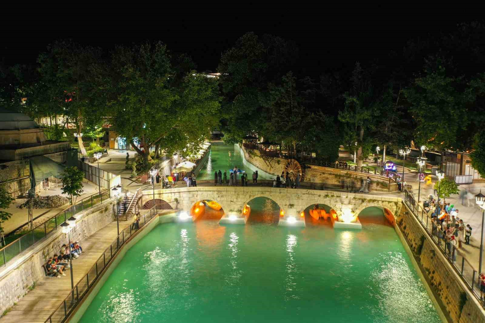 Tarihi Meram Aile &Ccedil;ay Bah&ccedil;esi eski g&uuml;nlerine d&ouml;nd&uuml;
