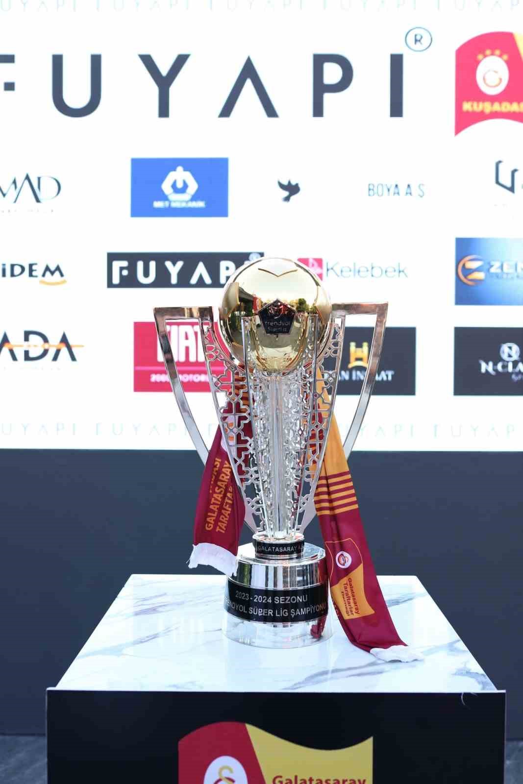 Galatasaray&rsquo;ın şampiyonluğu Kuşadası&rsquo;nda kutlandı
