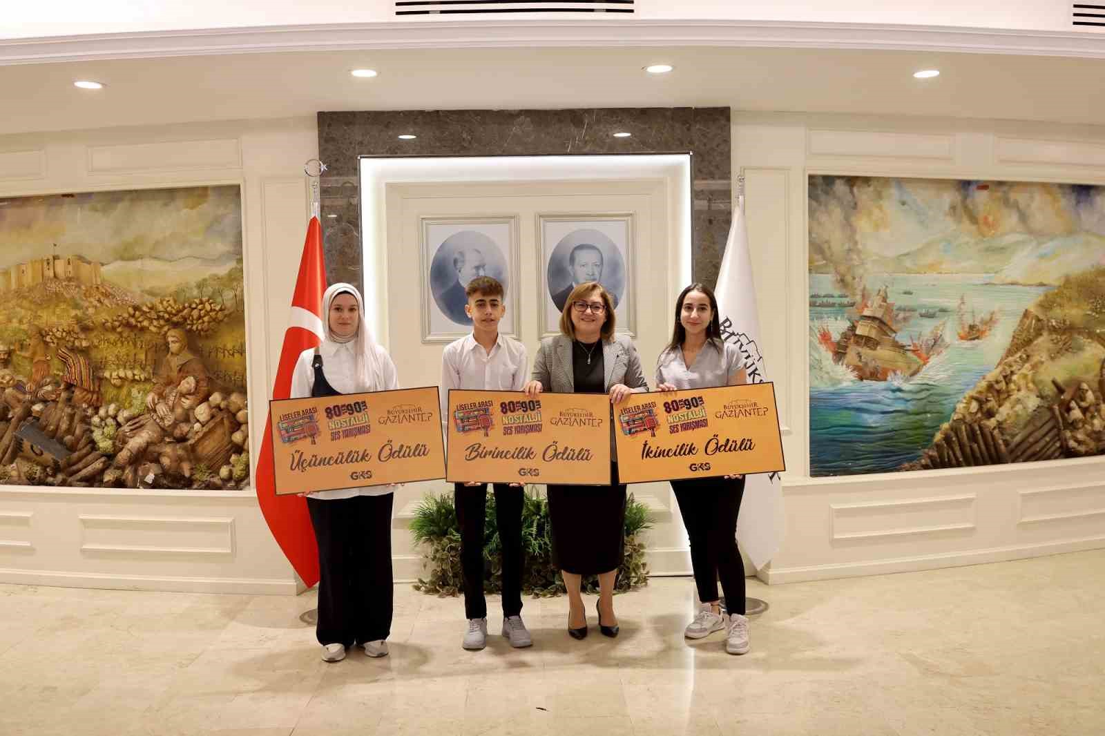 Liseler arası 80’ler 90’lar Nostalji Ses Yarışmasının ödülleri Şahin tarafından verildi