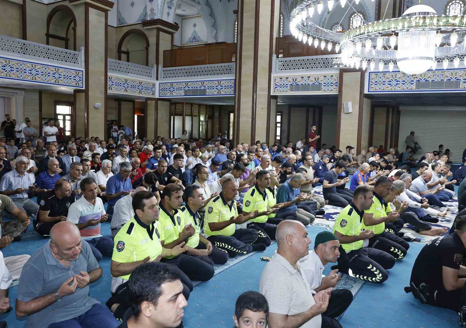 15 Temmuz şehitleri Adana&rsquo;da dualarla anıldı
