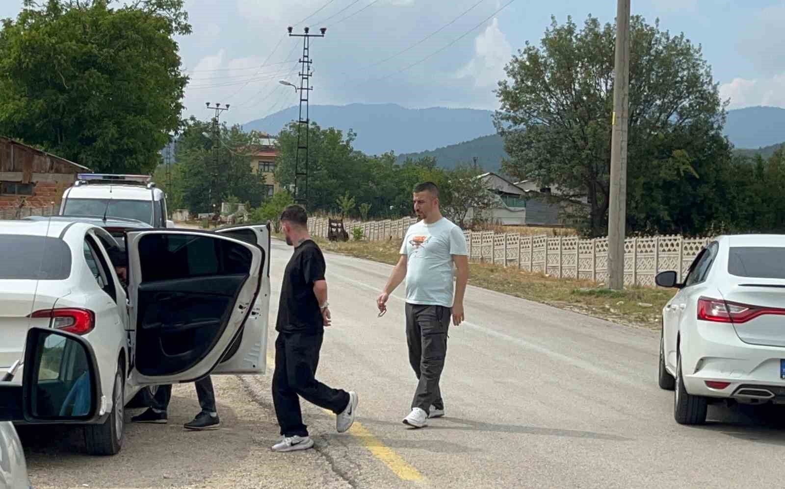 Polis, uygulamadan ka&ccedil;an aracın peşine d&uuml;şt&uuml;: Ka&ccedil;arken uyuşturucu madde attılar
