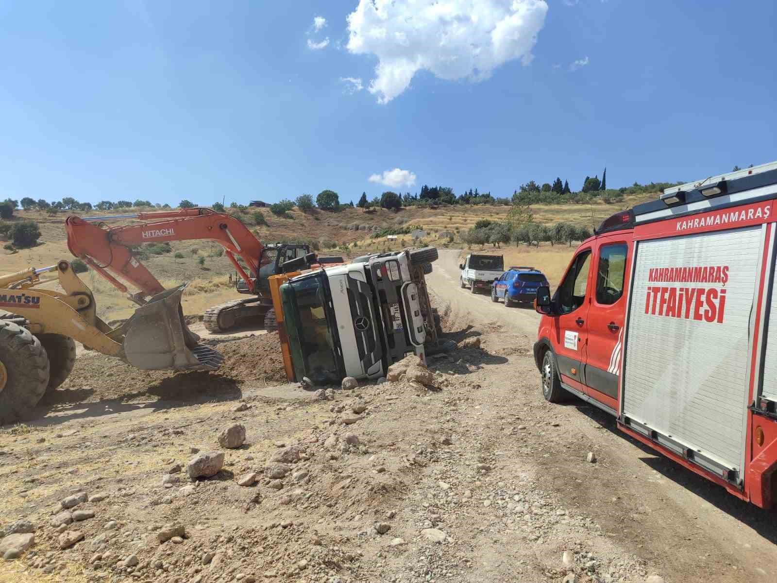 Kahramanmaraş’ta kum yüklü kamyon devrildi: 1 yaralı