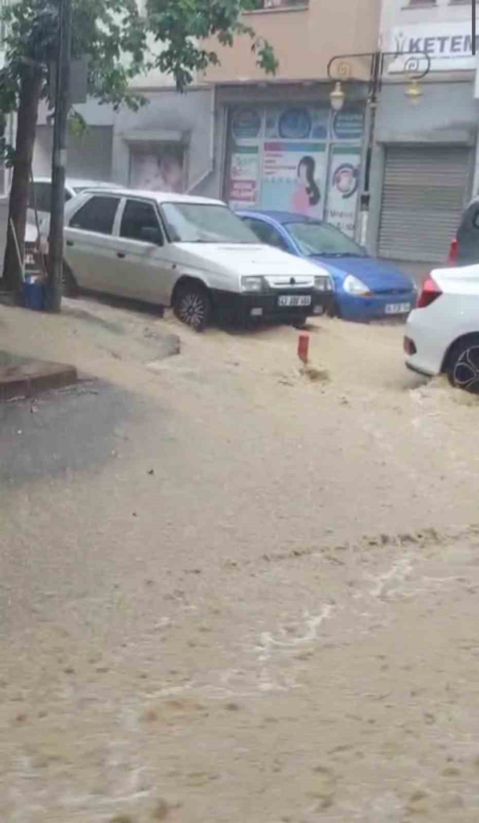 K&uuml;tahya&rsquo;da sağanak yağış ve dolu etkili oldu
