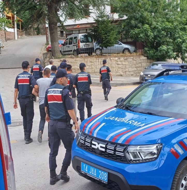 Silahlı yağma suçundan aranan şahıslar yakayı ele verdi