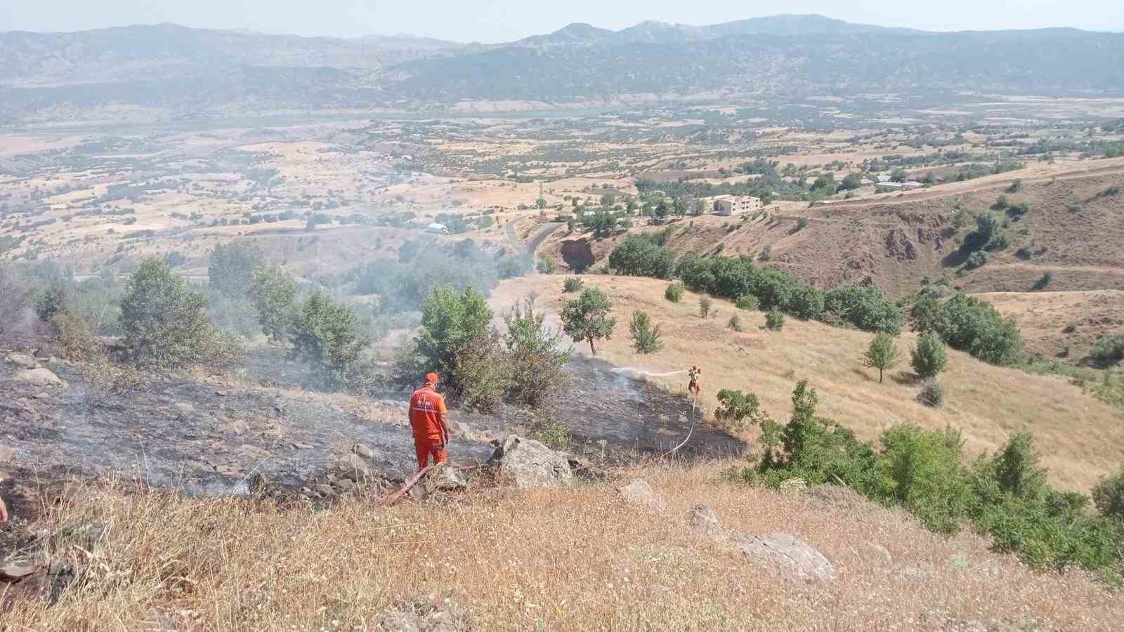 Bingöl’de çıkan yangın ormanlık alana sıçramadan söndürüldü
