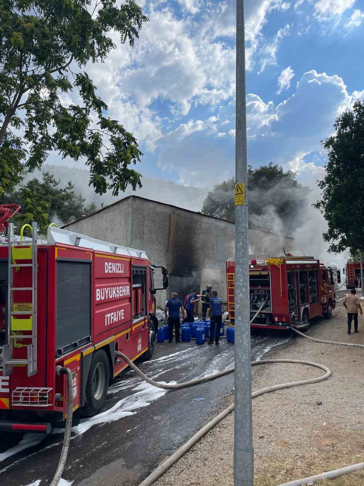 Dokuma atölyesindeki yangın işyerini kullanılamaz hale getirdi