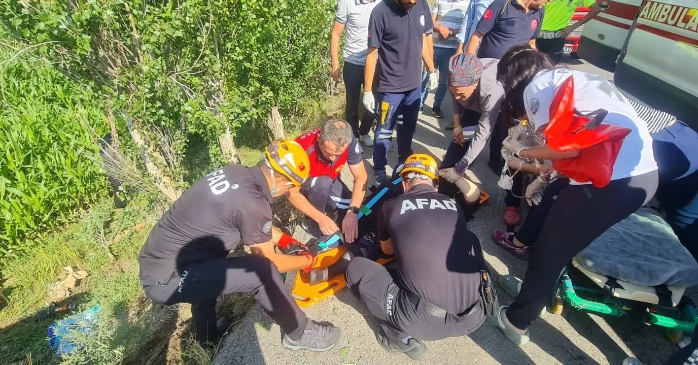 Erzincan&rsquo;da ara&ccedil; i&ccedil;erisinde sıkışan yaralı s&uuml;r&uuml;c&uuml; AFAD ekiplerince kurtarıldı
