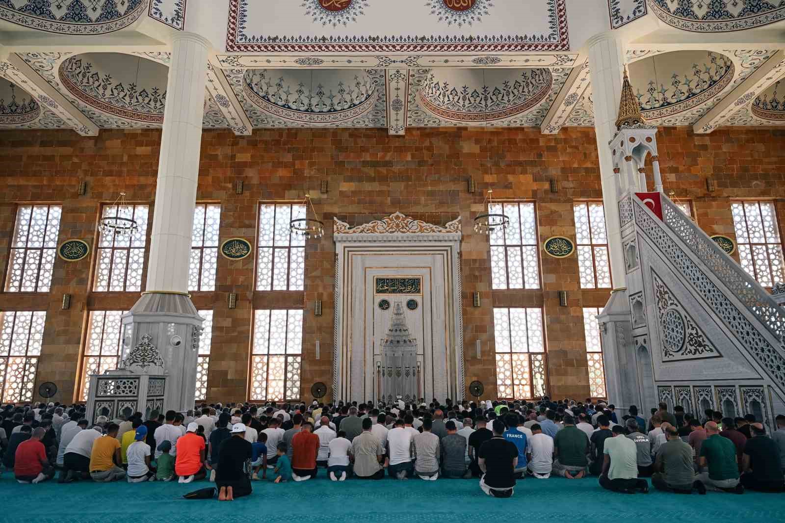 Antalya&rsquo;da 15 Temmuz şehitleri anısına 253 fidan dikildi
