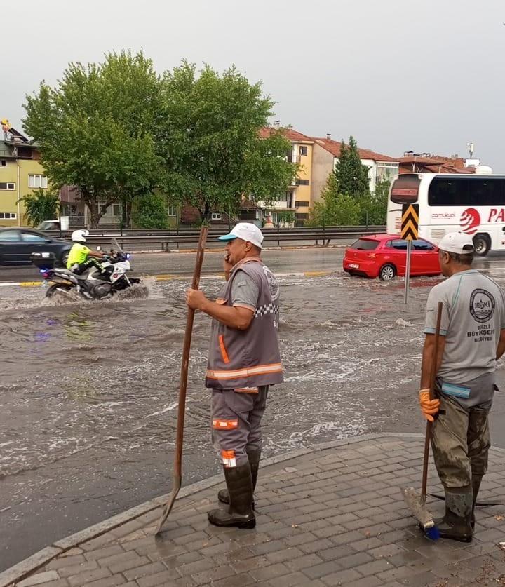 Denizli’de şiddetli yağış ve fırtına etkili oldu
