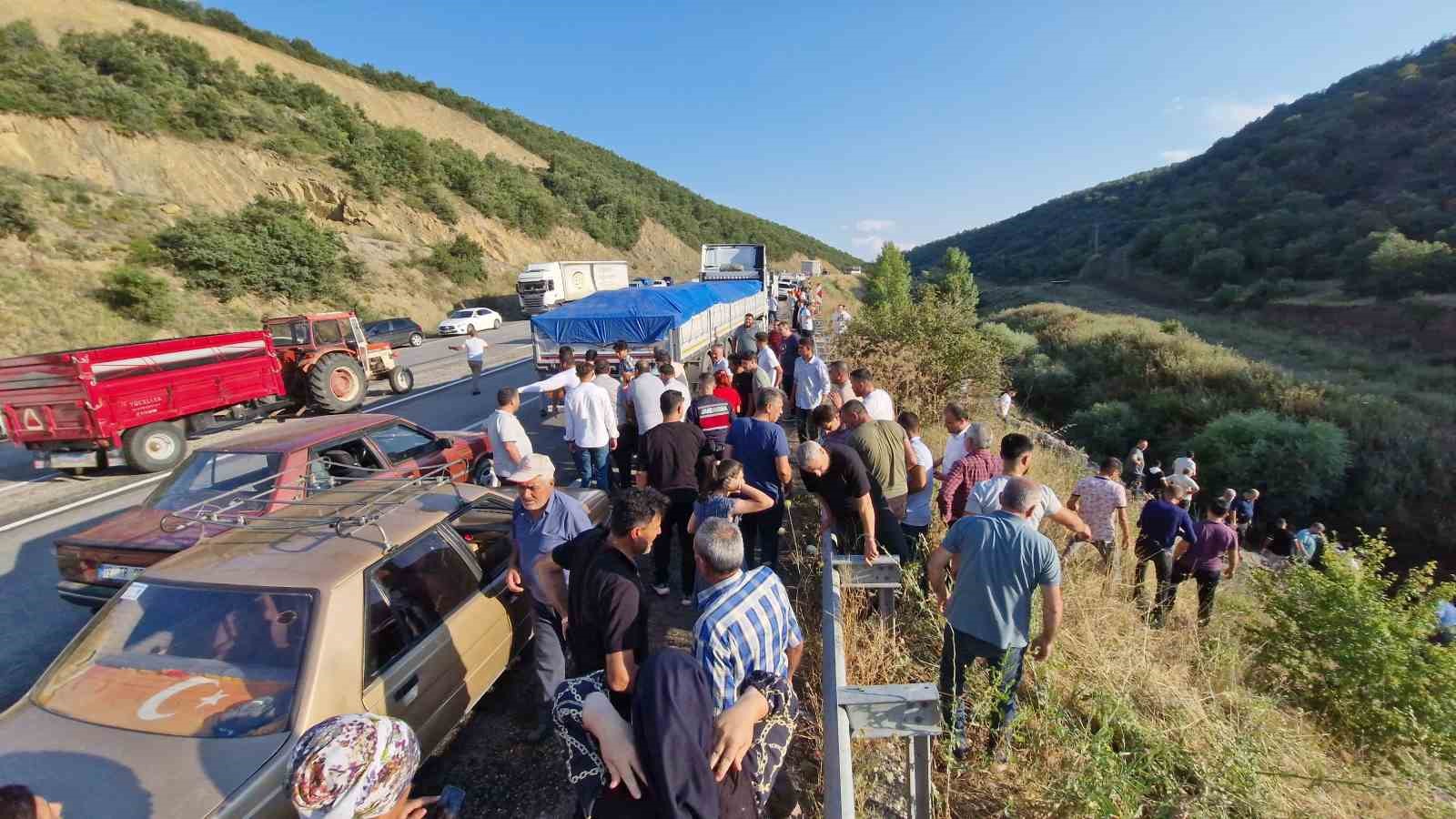 Uçuruma yuvarlanan otomobildeki yaralıları kurtarmak için insan zinciri oluşturdular