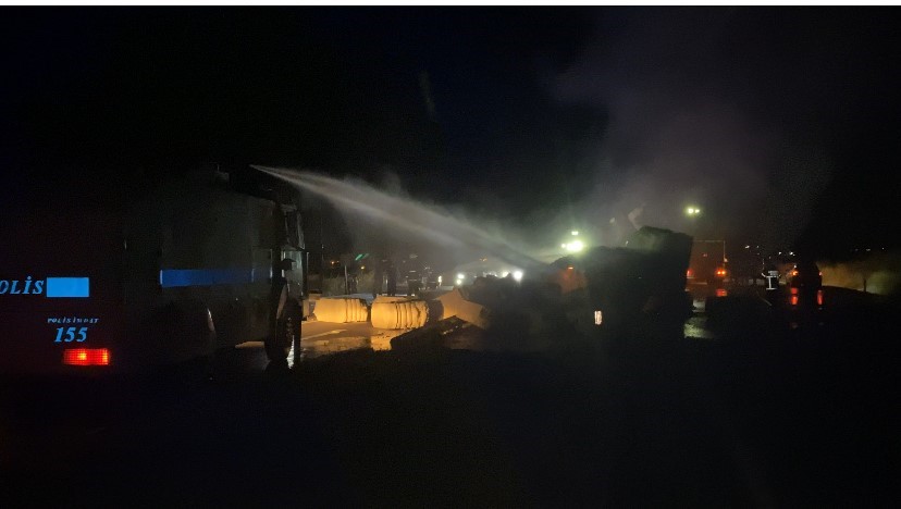 Devrilen pamuk y&uuml;kl&uuml; tır alev alev yandı
