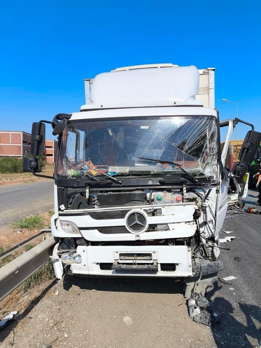 Babaeski&rsquo;de 3 aracın karıştığı kaza: 2 kişi yaralandı
