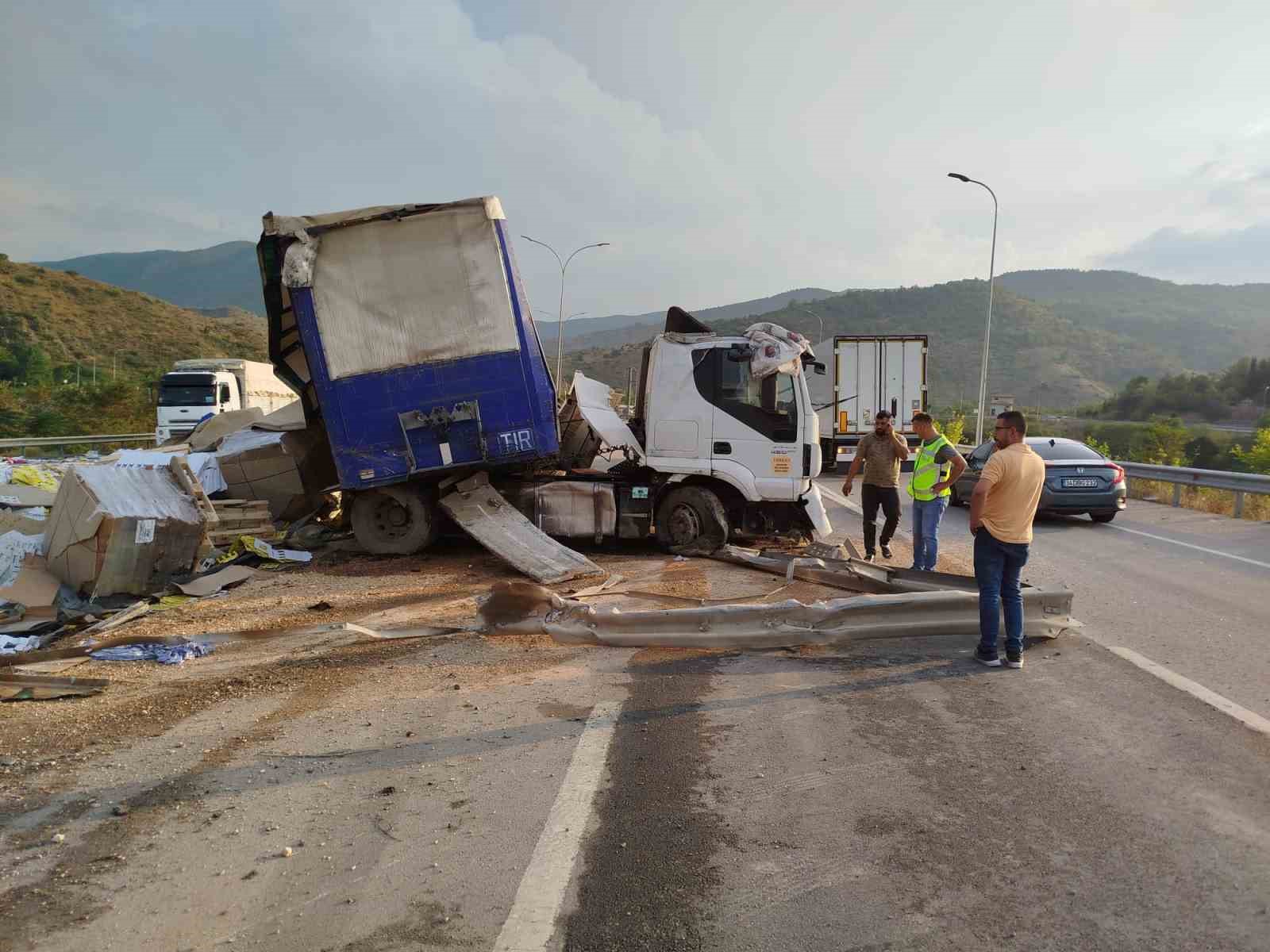 Bilecik&rsquo;te karton ambalaj y&uuml;kl&uuml; tır devrildi: 1 kişi yaralandı
