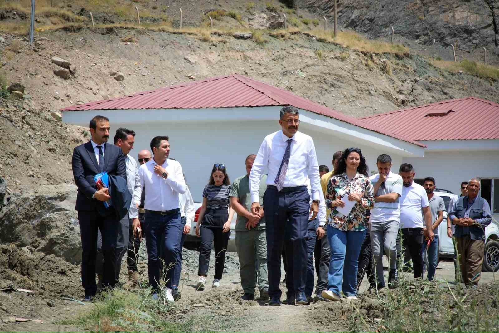 Vali Çelik, mezbahane ve hayvan barınağı inşaatında incelemelerde bulundu
