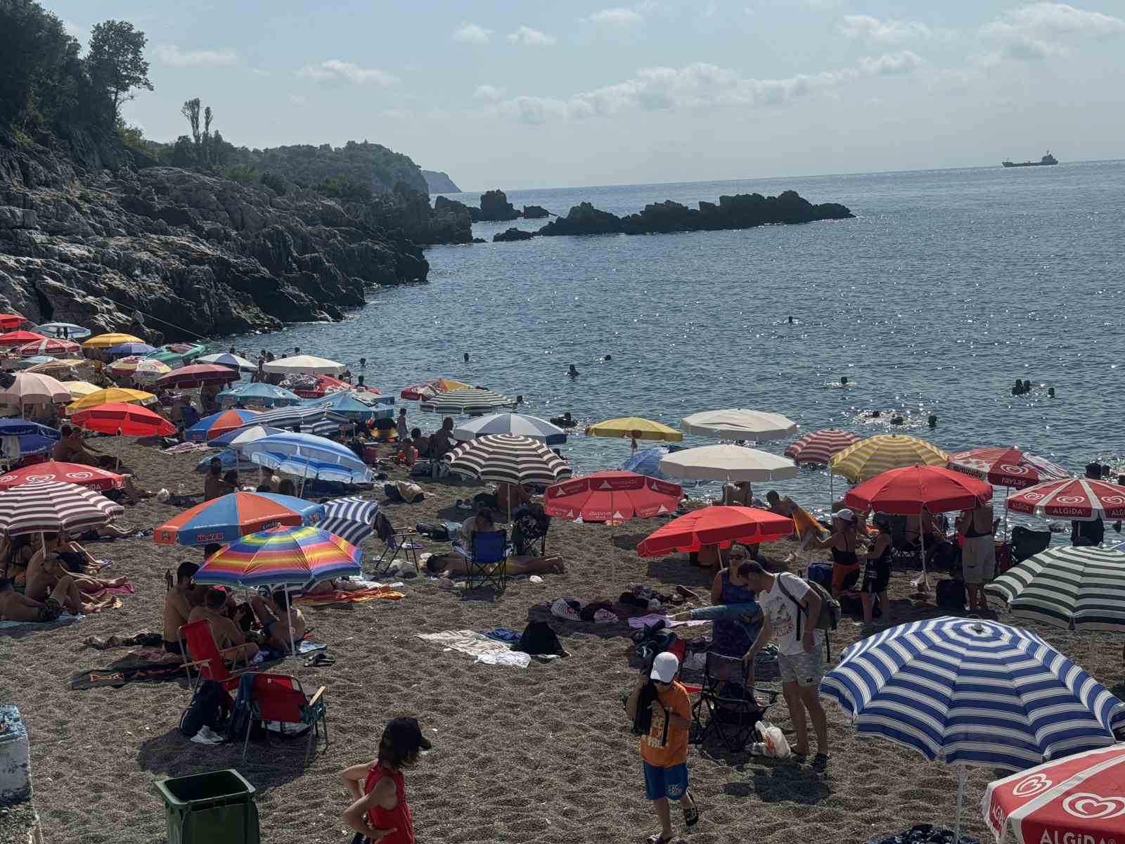 Halk plajına yoğun ilgi
