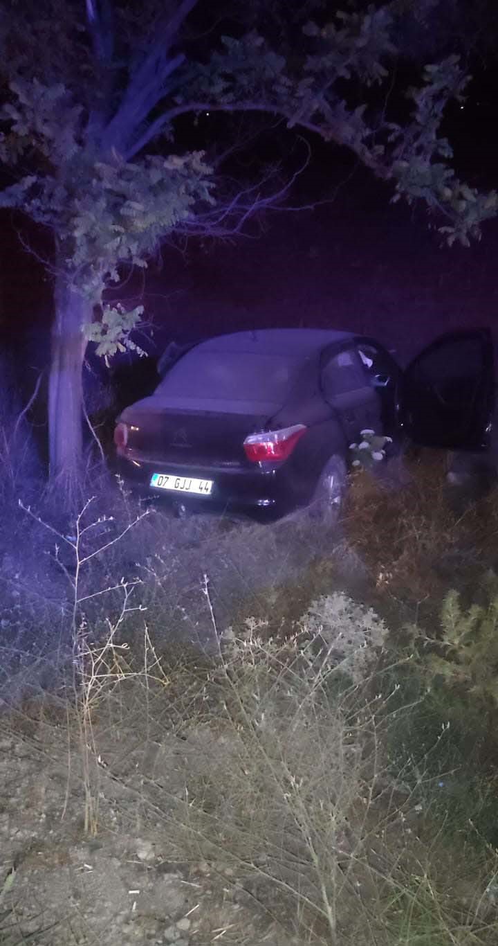 Burdur&rsquo;da iki otomobil &ccedil;arpışıp şarampole devrildi: 4 yaralı
