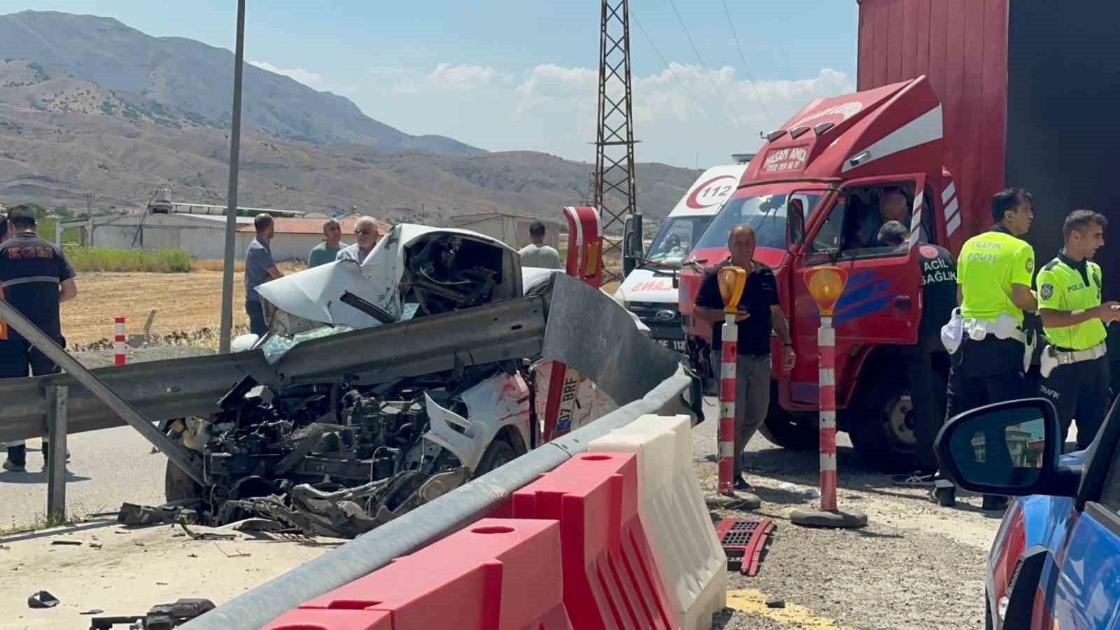 Elazığ’da otomobil bariyerlere saplandı: 4 yaralı