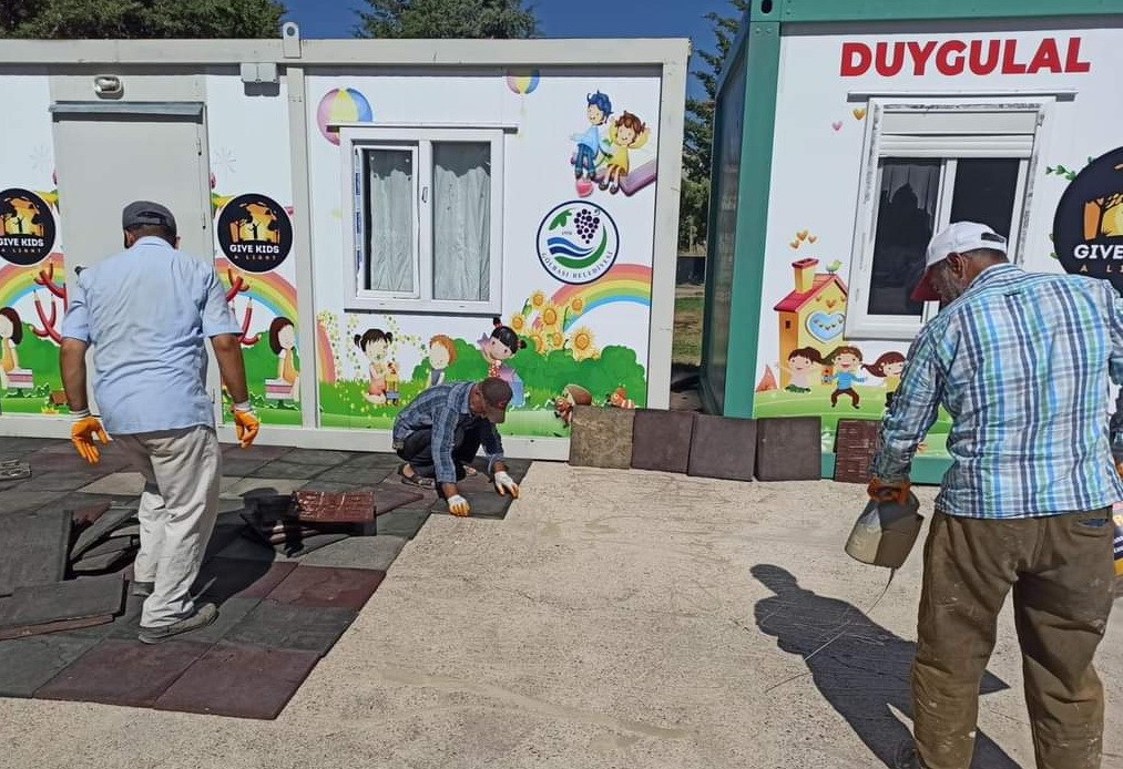 G&ouml;lbaşı&rsquo;nda parklara &ccedil;evre d&uuml;zenlemesi yapılıyor
