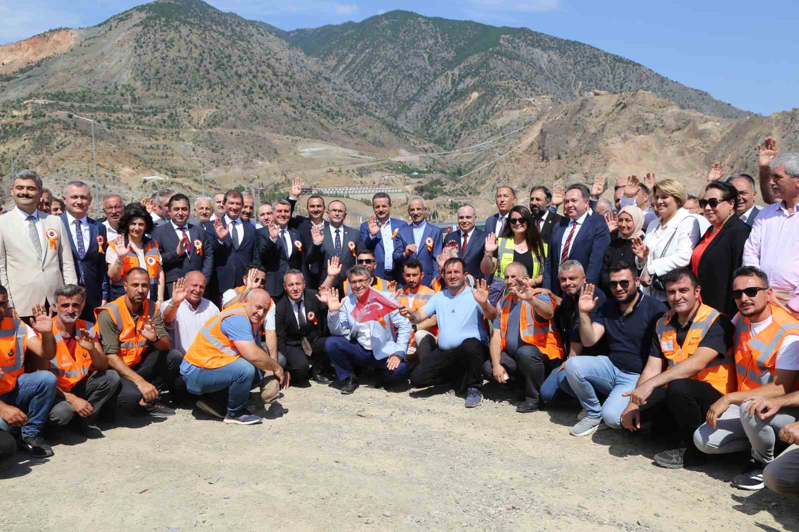 Bakan Abdulkadir Uraloğlu, Yusufeli merkez viyadüğü’nün açılışını gerçekleştirdi
