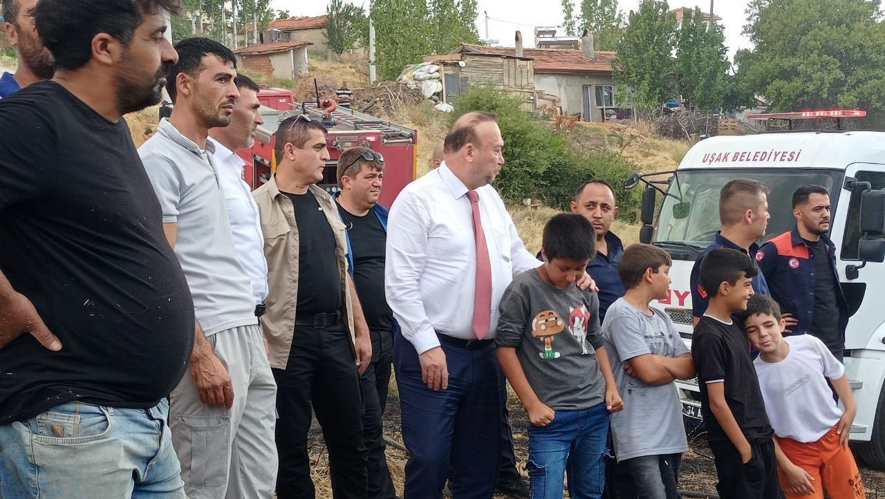 Uşak’ta çıkan yangın evlere ve ormanlık alana sıçramadan söndürüldü
