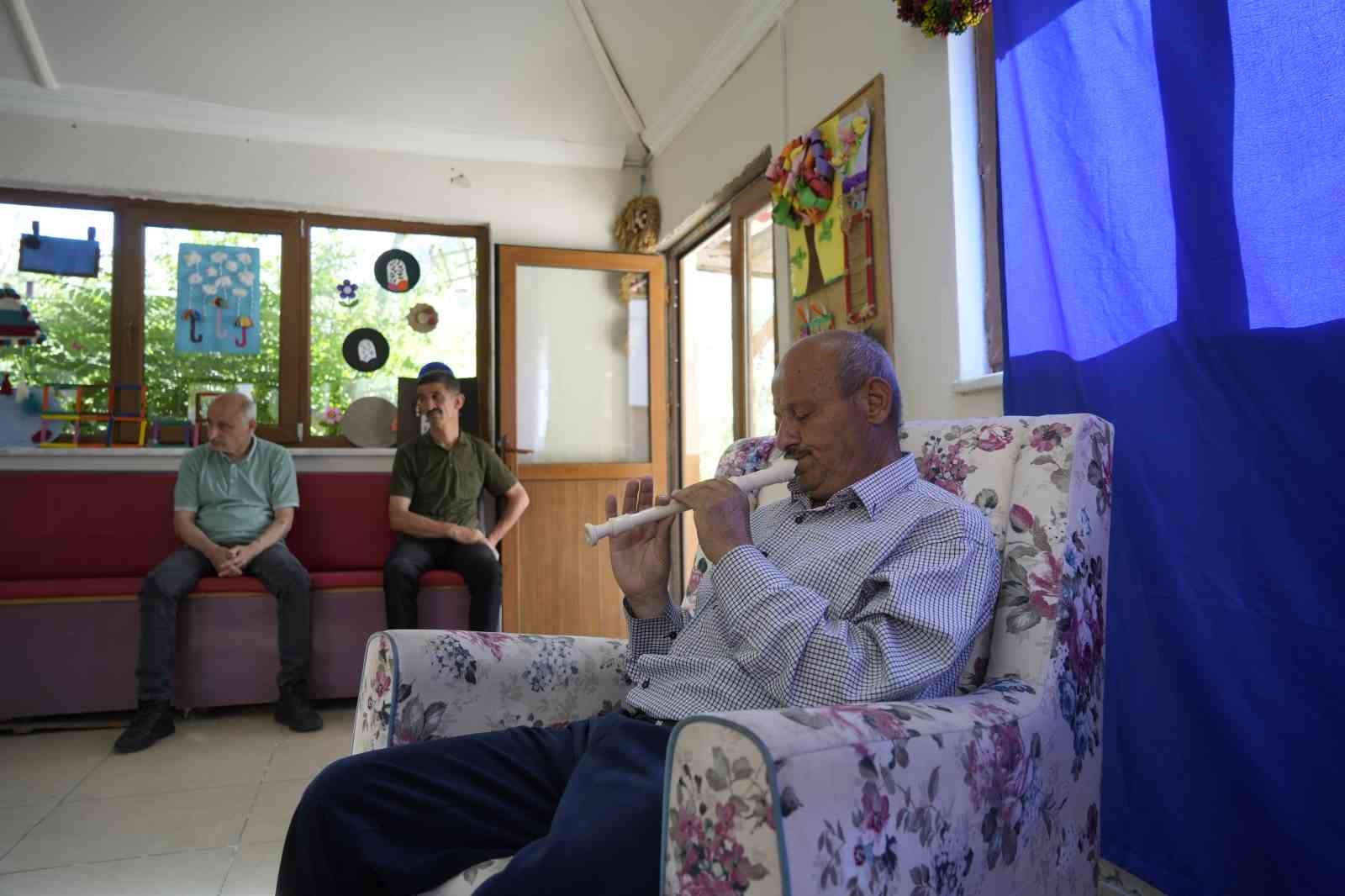 Doğuştan g&ouml;rme engelli İdris amca duygularını fl&uuml;tle dışa vuruyor
