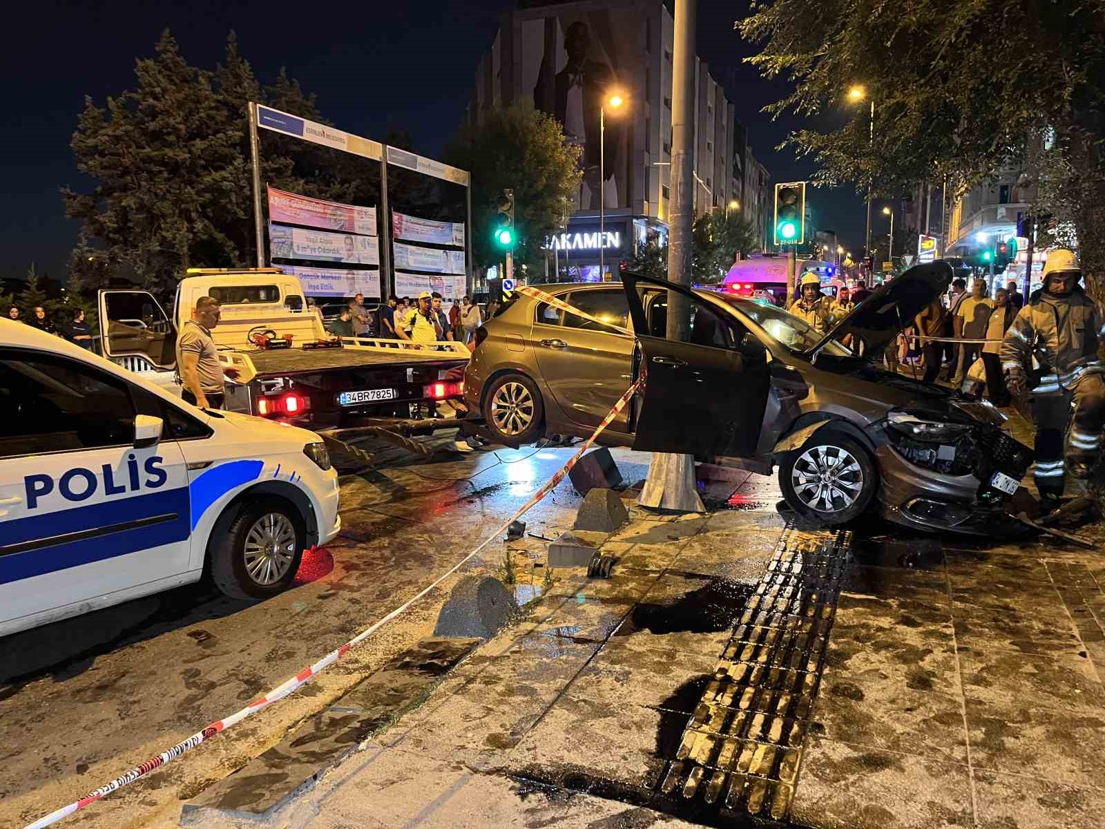 Esenler&rsquo;de otomobil s&uuml;r&uuml;c&uuml;s&uuml; &ouml;nce minib&uuml;se, ardından yayaya &ccedil;arptı 