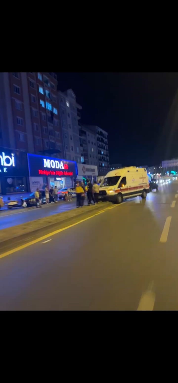Hasta taşıyan ambulans kaza yaptı: 1 polis yaralandı
