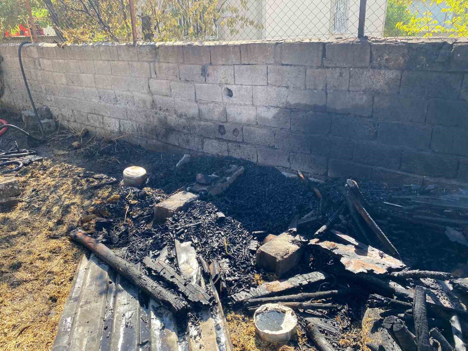 M&uuml;stakil evde &ccedil;ıkan yangın itfaiye tarafından s&ouml;nd&uuml;r&uuml;ld&uuml;
