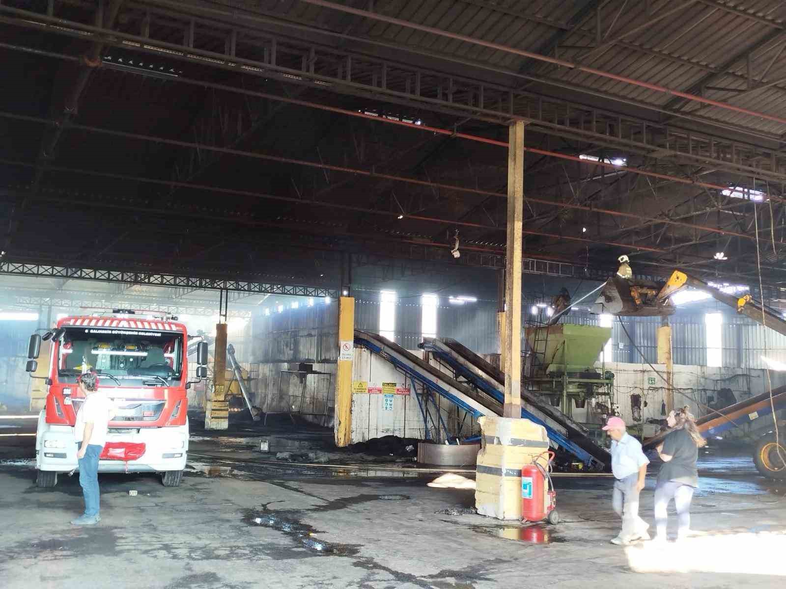 Ayvalık&rsquo;ta pirina fabrikasında patlayan kazandan &ccedil;ıkan yangın korkuttu
