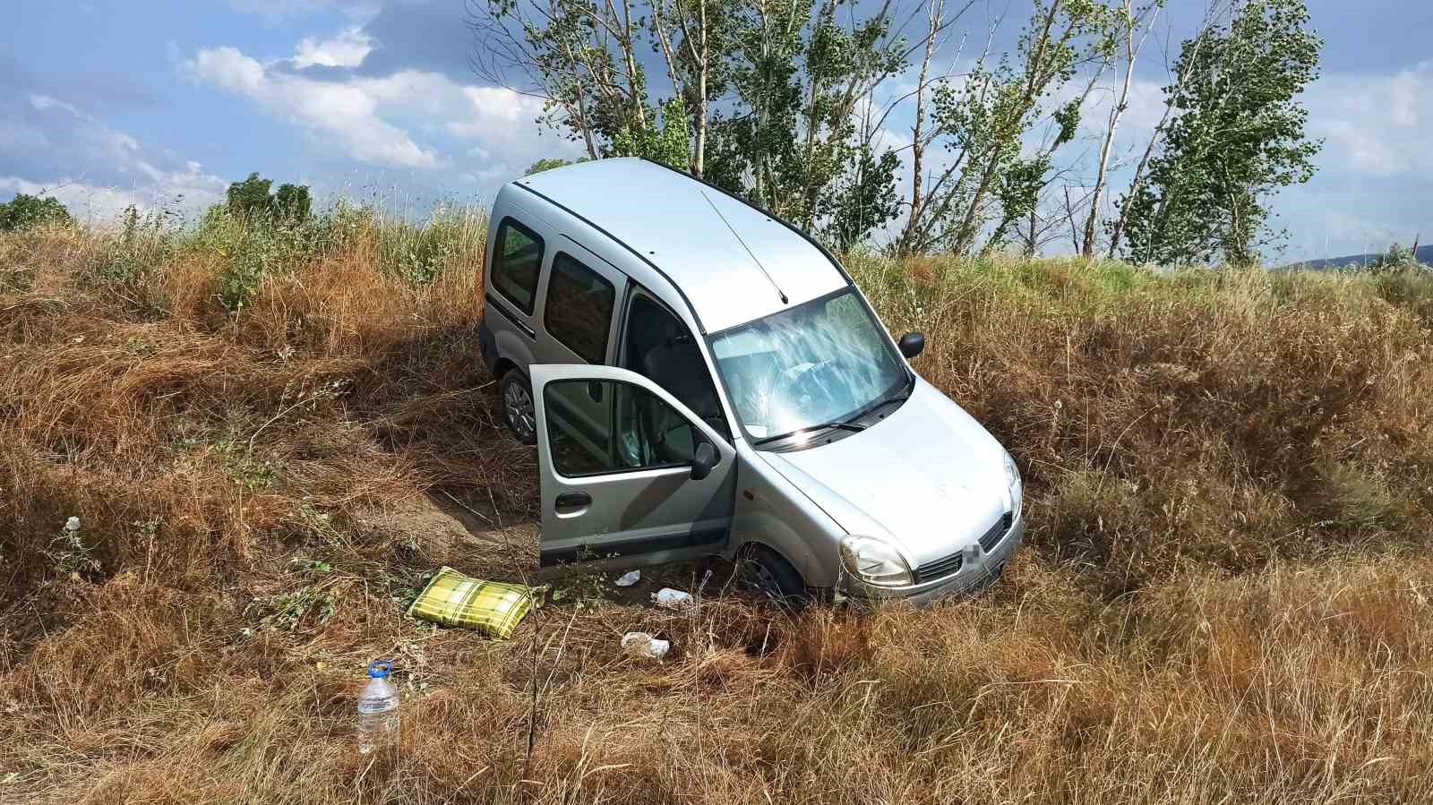 Kontrolden &ccedil;ıkan hafif ticari ara&ccedil; şarampole u&ccedil;tu: 3 yaralı
