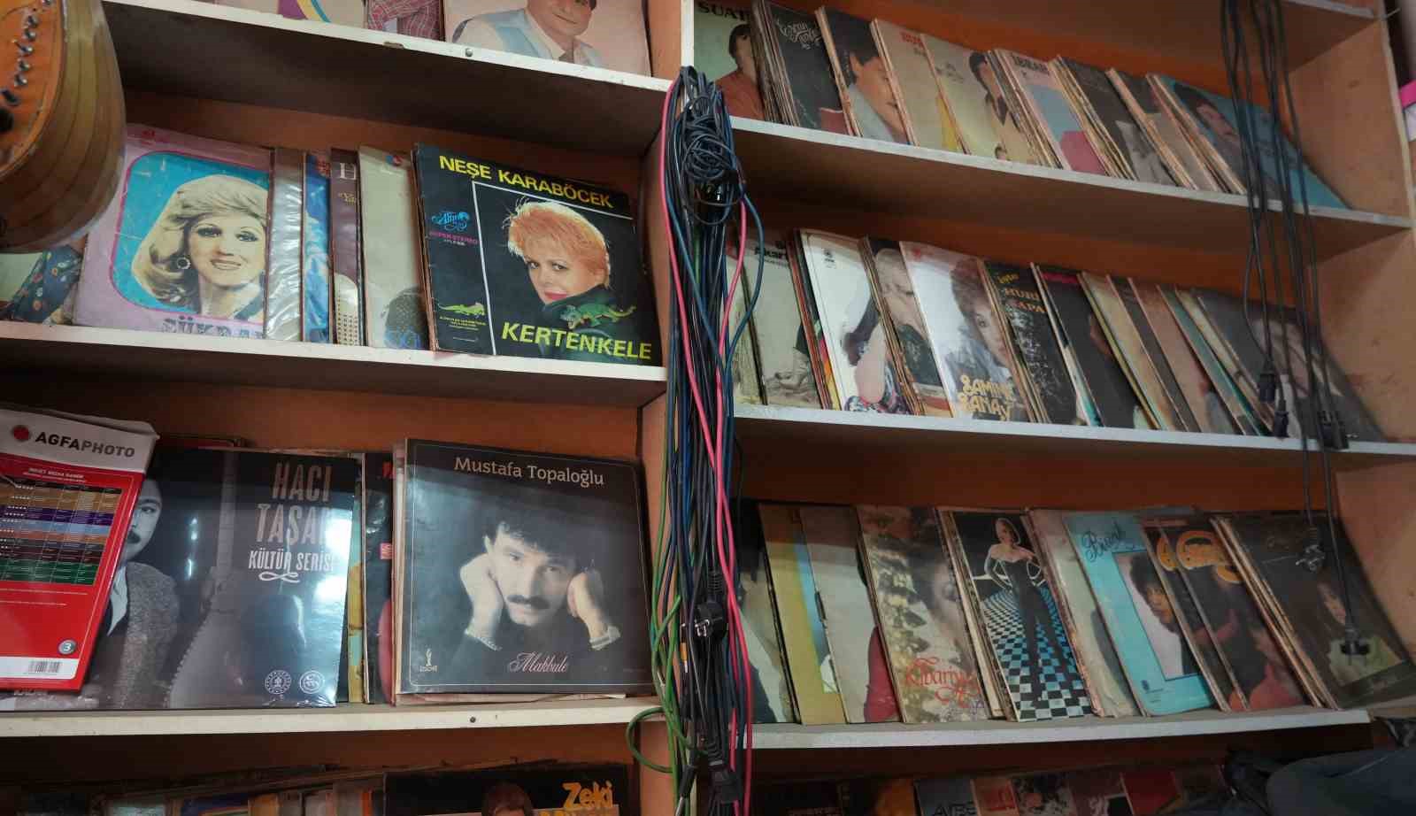 M&uuml;ziğin altın &ccedil;ağına yolculuk: Binlerce plak ve kaset arşiviyle ge&ccedil;mişi yaşatan koleksiyoncu
