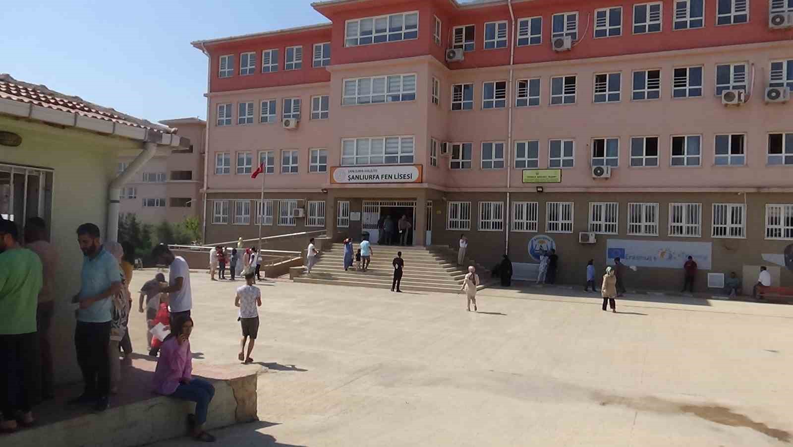 Sınava geç kalan adaylar içeri alınmadı