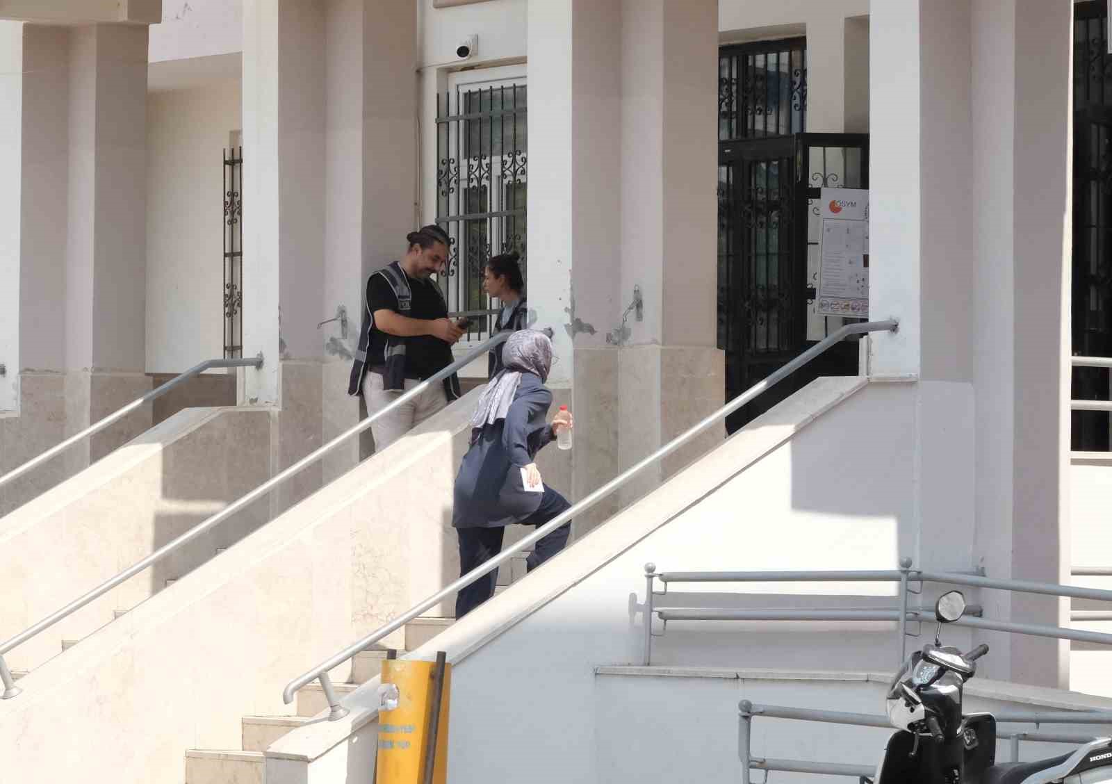 Adana&rsquo;da gen&ccedil; kız yıl boyunca hazırlandığı KPSS&rsquo;ye son anda yetişti
