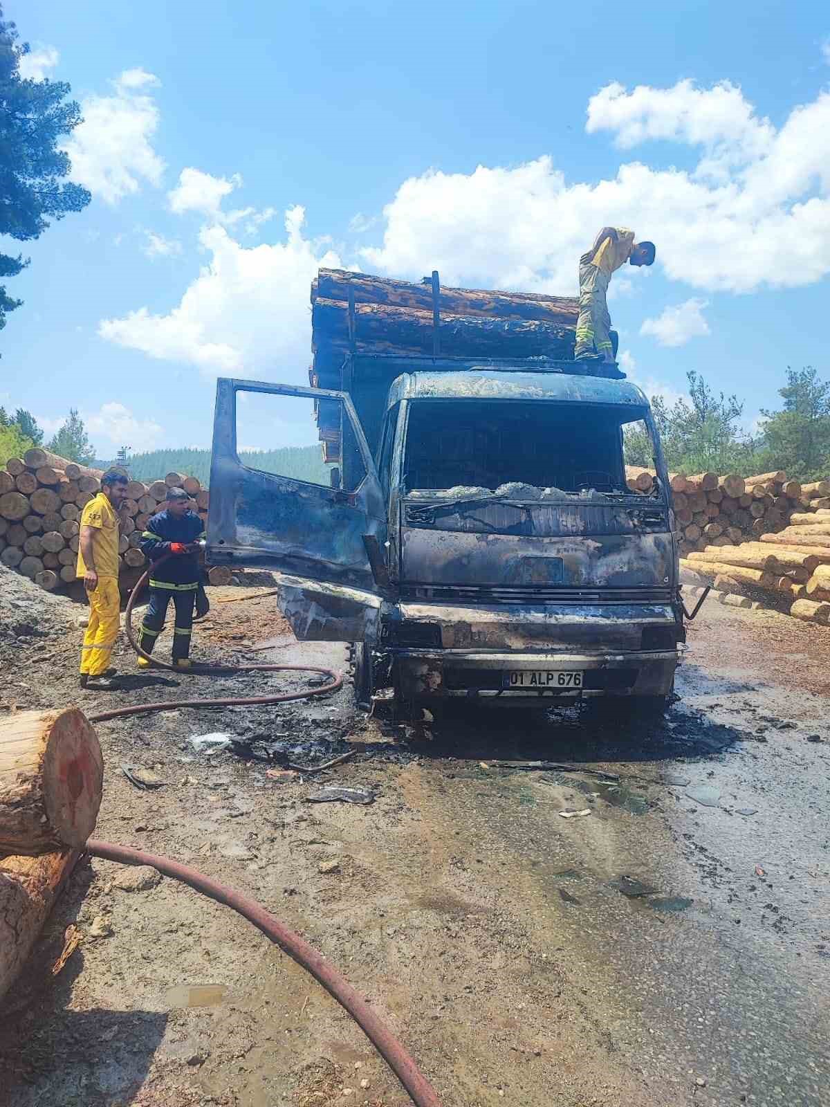 Seyir halindeki tomruk y&uuml;kl&uuml; kamyon yandı
