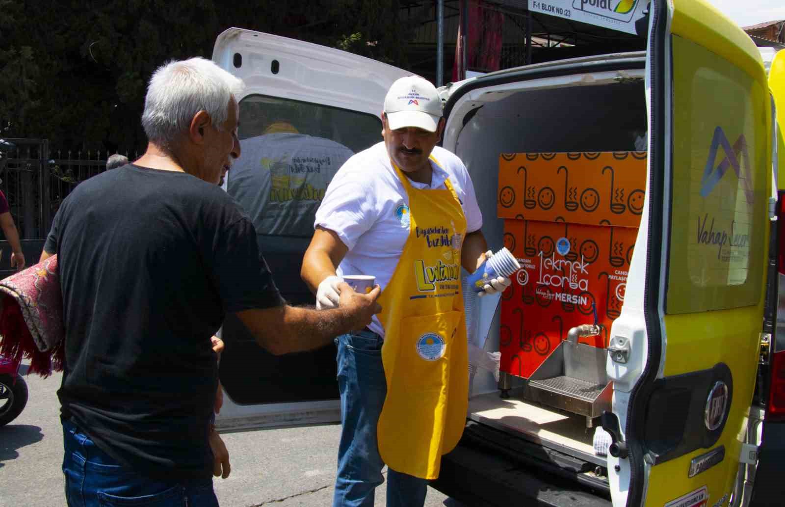 Mersin’de sıcak havada vatandaşlara limonata ikramı
