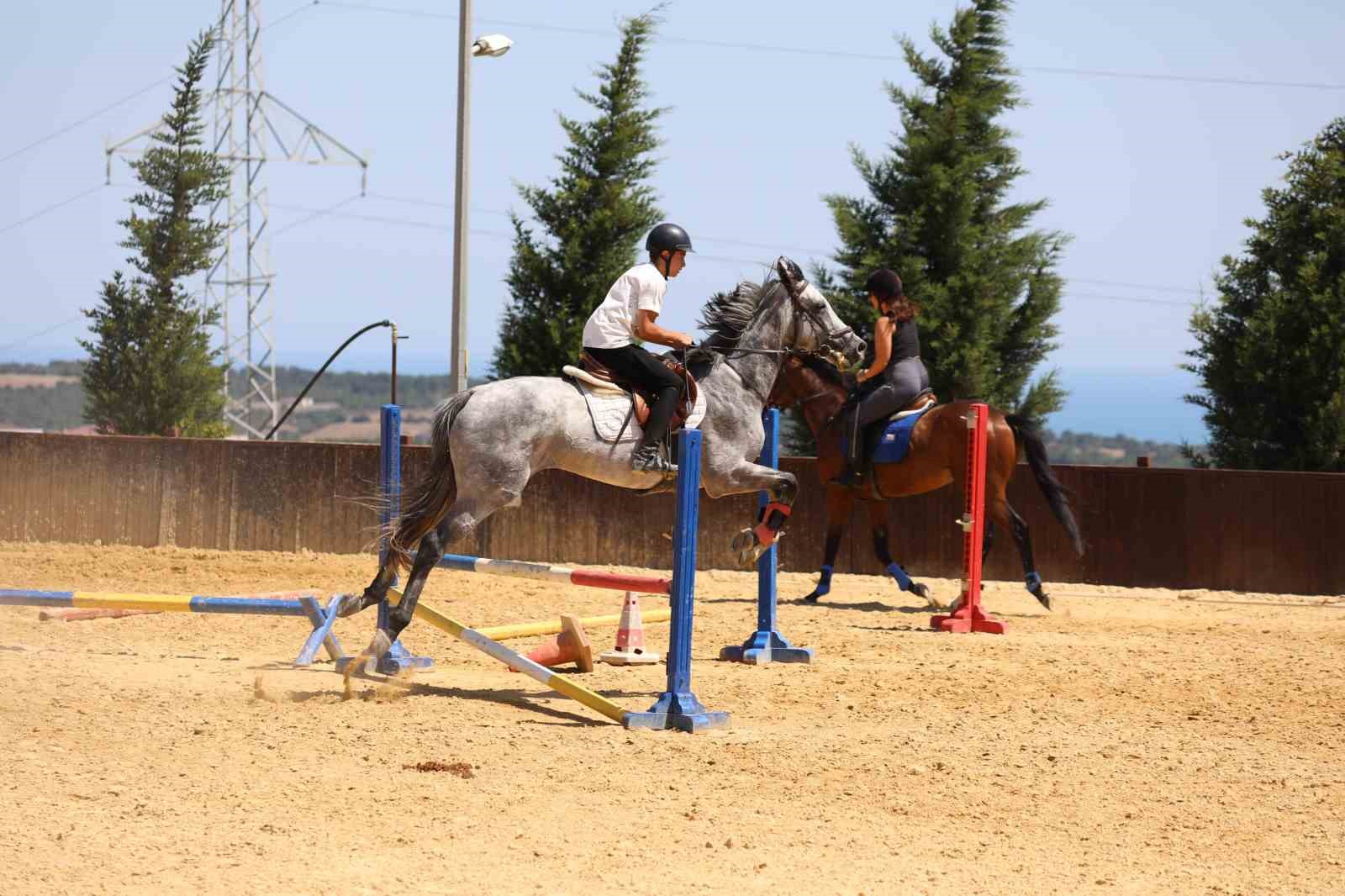Atlı Spor Tesisleri ziyaret&ccedil;ilerini bekliyor
