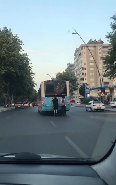 Kahramanmaraş&rsquo;ta patenli gen&ccedil;lerin tehlikeli yolculuğu kamerada
