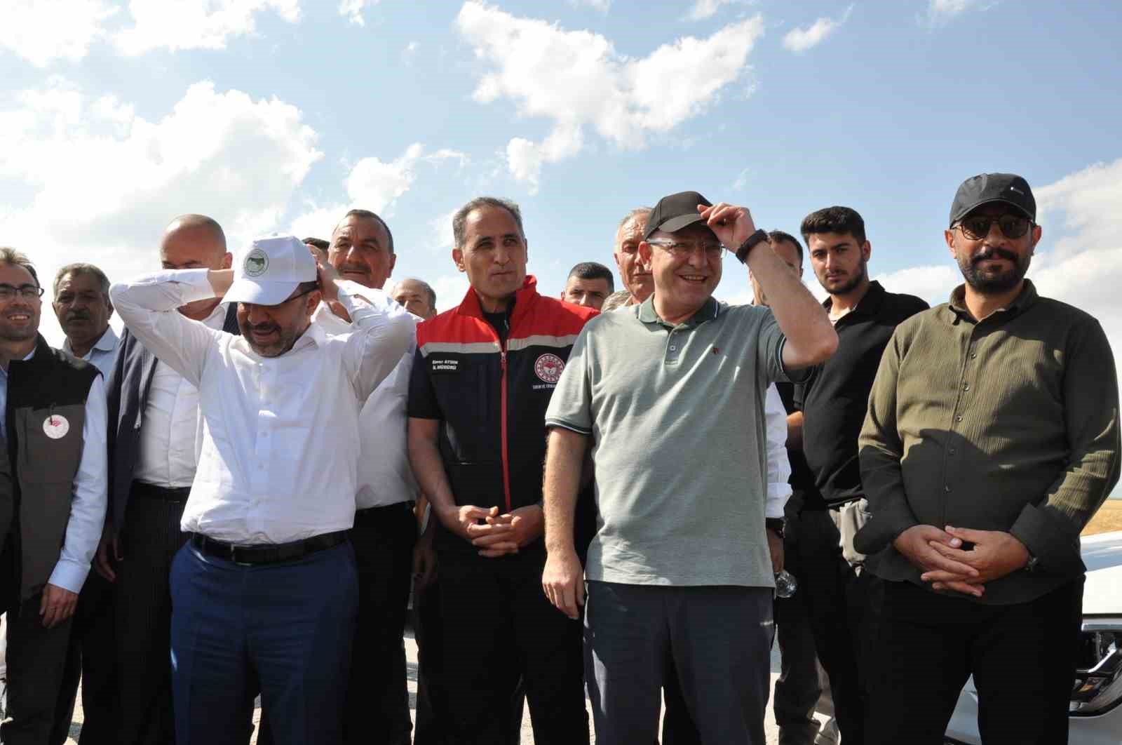 Kars&rsquo;ta y&uuml;zde 50 hibeyle dağıtılan tohumlar tarlalara ekildi
