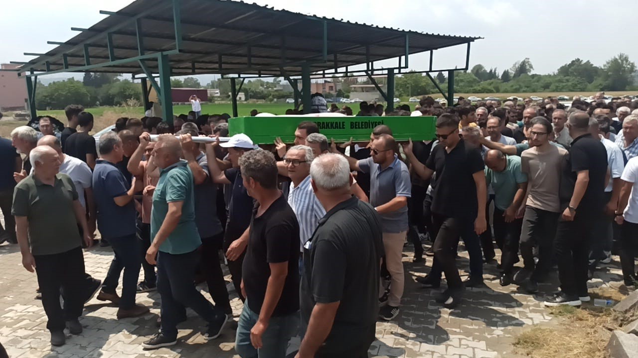 İzmir’de yoldaki elektrik akımına kapılarak ölen Özge Ceren, son yolculuğuna uğurlandı
