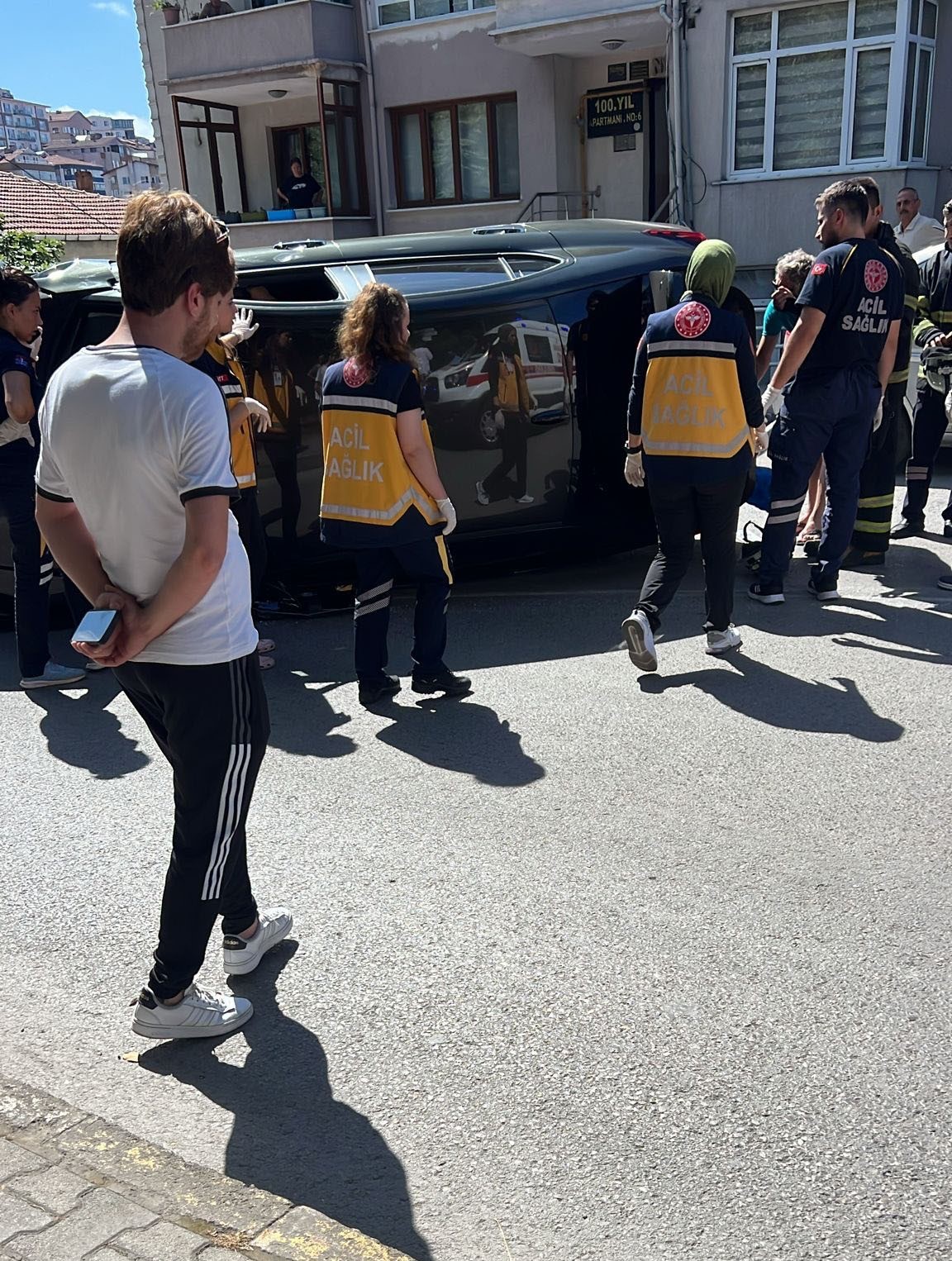 Otomobil ambulansı sollamaya &ccedil;alışınca kaza yaptı; 1&rsquo;i &ccedil;ocuk 2 kişi yaralandı
