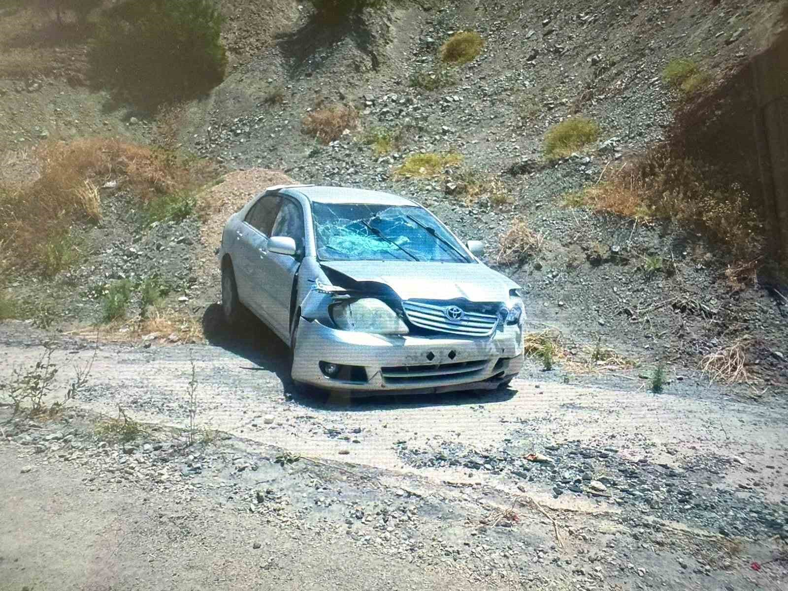 Malatya&rsquo;da otomobil su kanalına d&uuml;şt&uuml;: 3 yaralı
