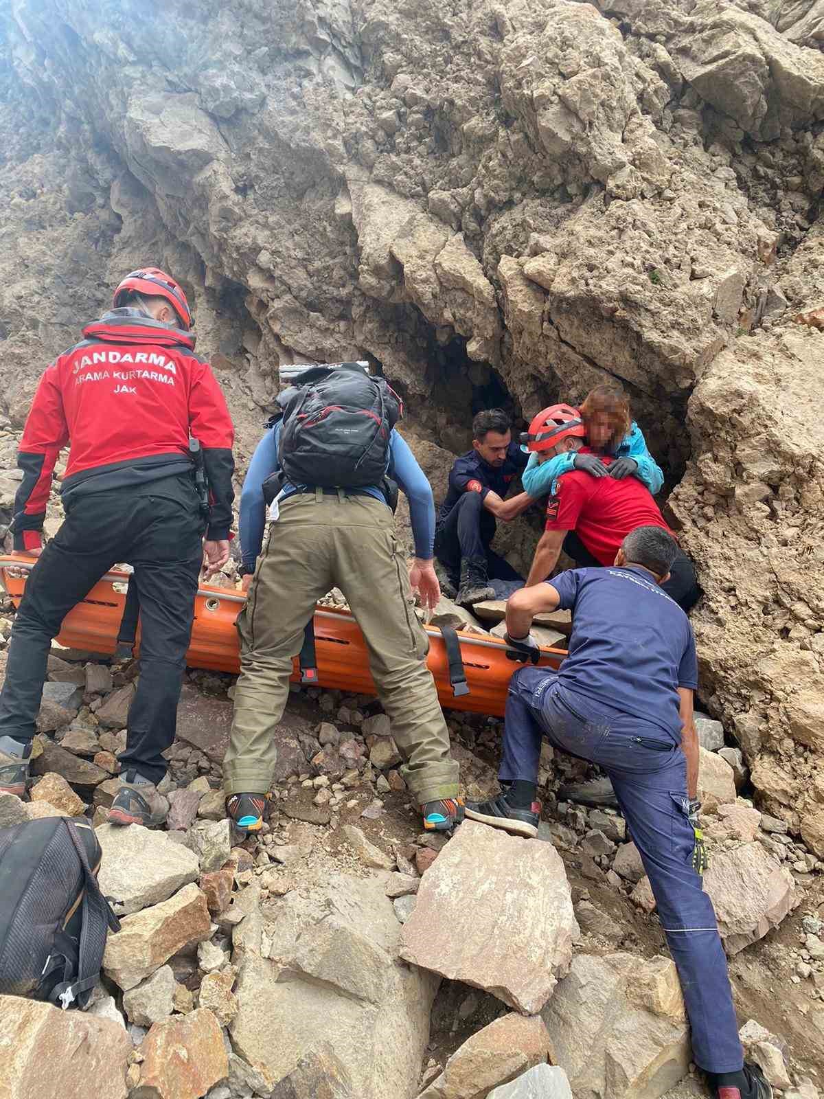 Erciyes’te üzerlerine kaya düşen dağcılar 6 saatlik operasyonla kurtarıldı