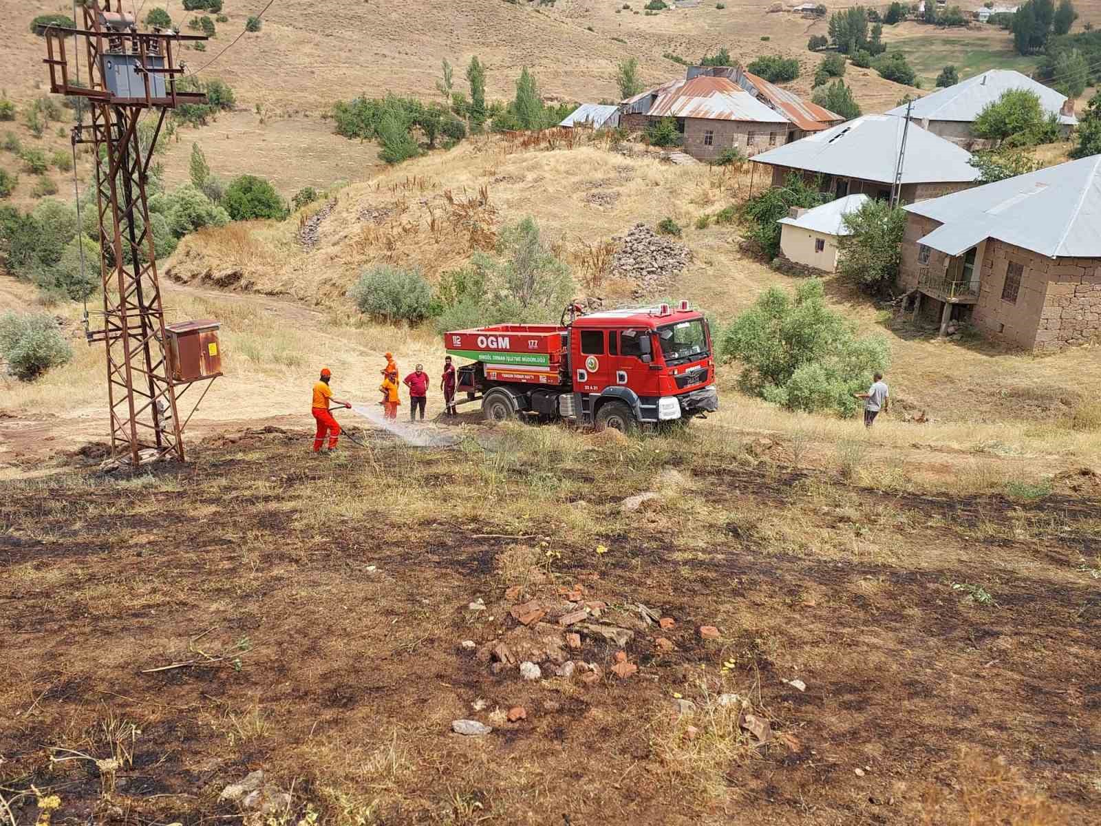 Kırsal alanda çıkan yangınlar ormana sıçramadan söndürüldü
