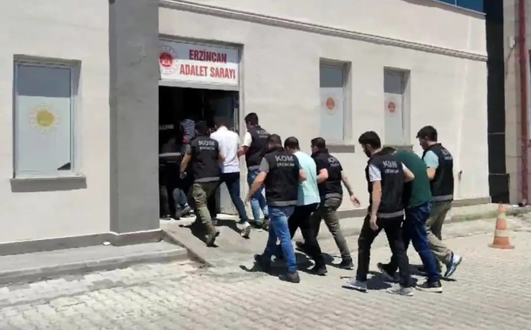 Vatandaşları dolandırdığı &ouml;ne s&uuml;r&uuml;len m&uuml;teahhit tutuklandı

