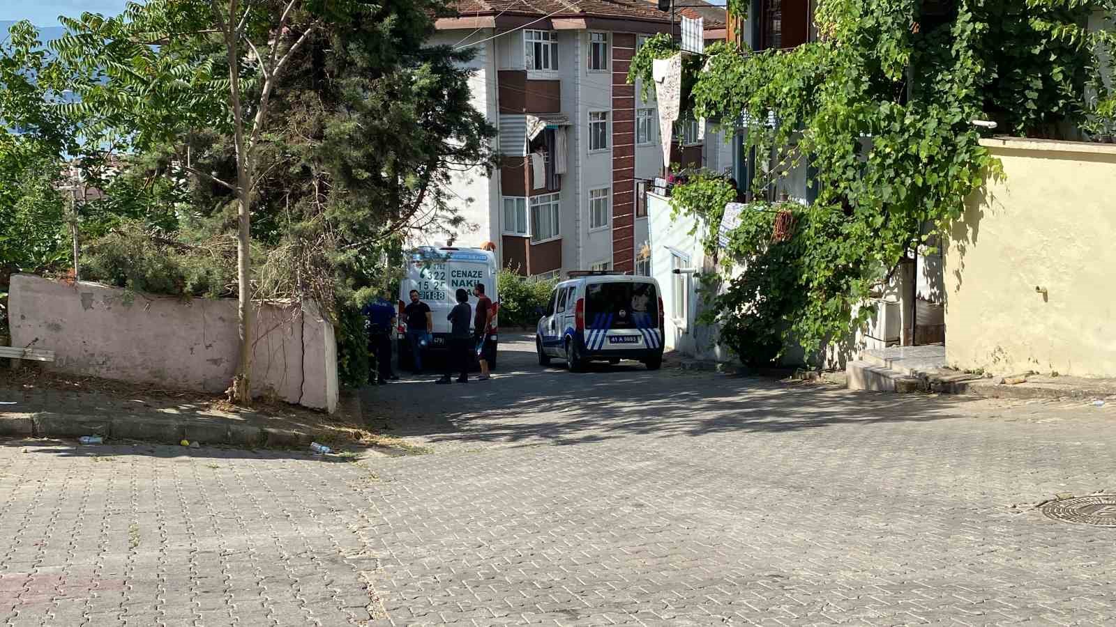 Mahalledeki kötü kokunun sebebi ceset çıktı
