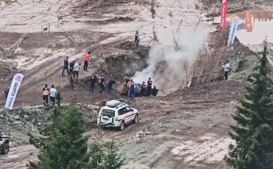 Off-Road yarışlarında devrilen araç yarışlara veda etti
