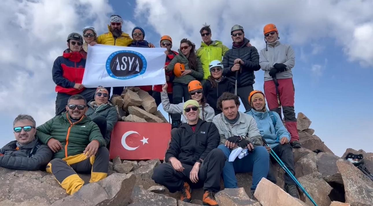 Ağrı’da Süphan Dağı zirve tırmanışı ile 15 Temmuz kutlandı
