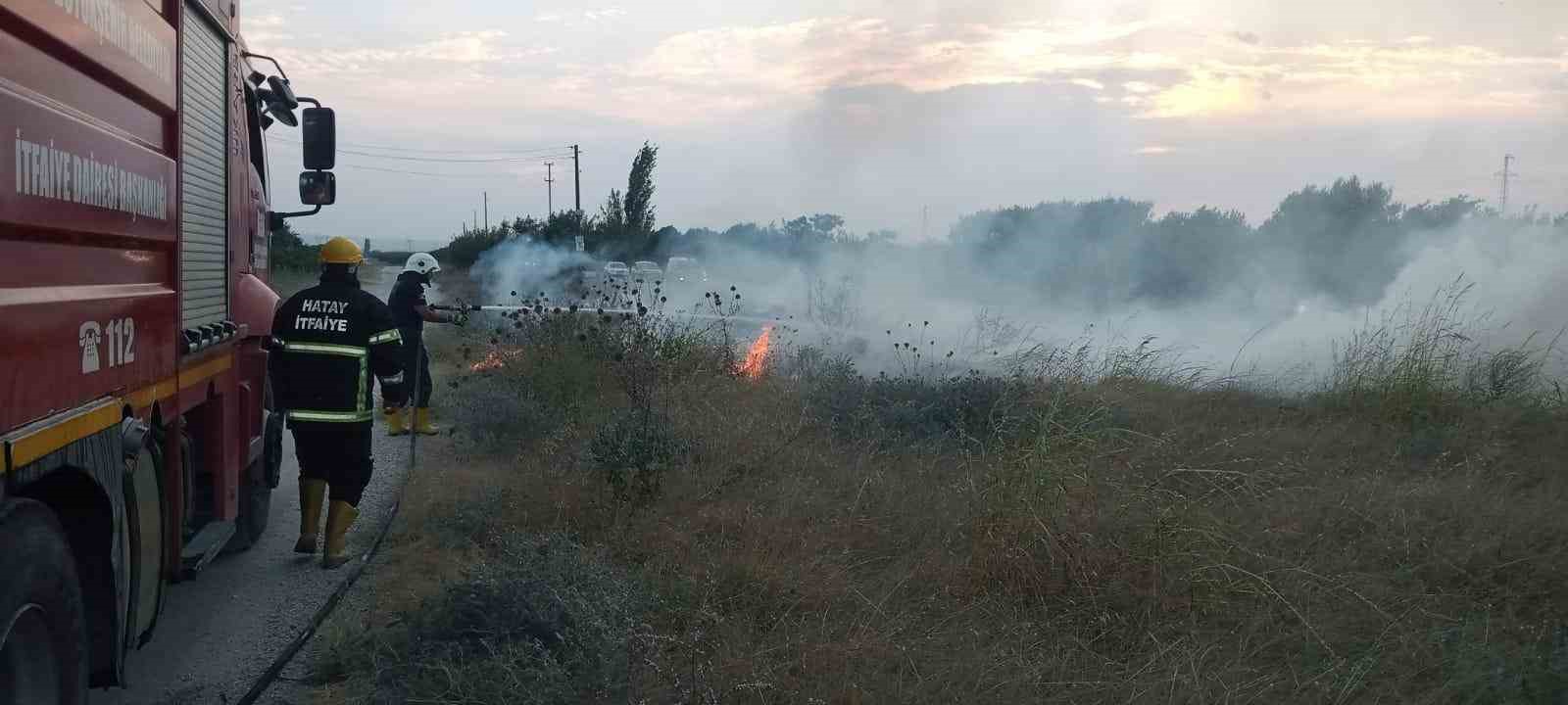 Erzin’de doğal gaz borusu üzerindeki otluk alanda yangın çıktı